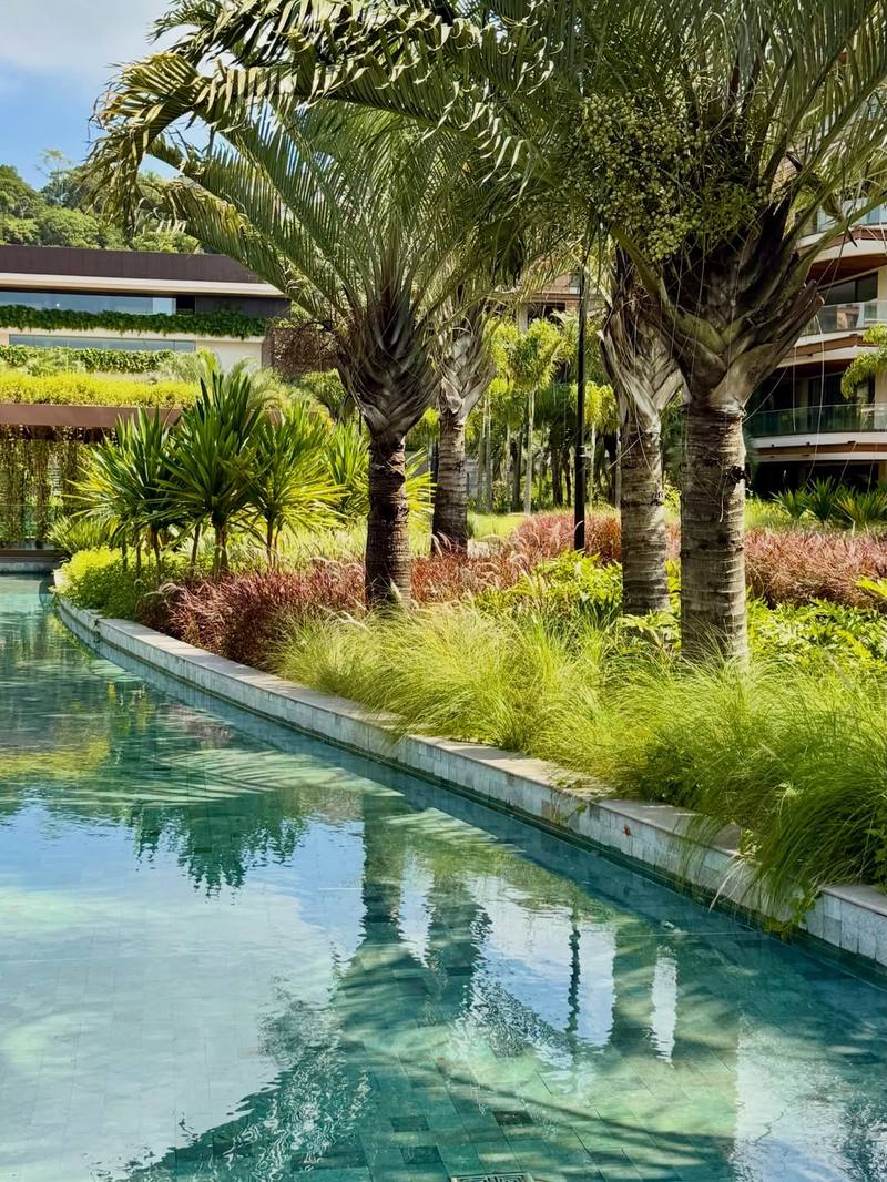 Piscina borda infinita com mar
