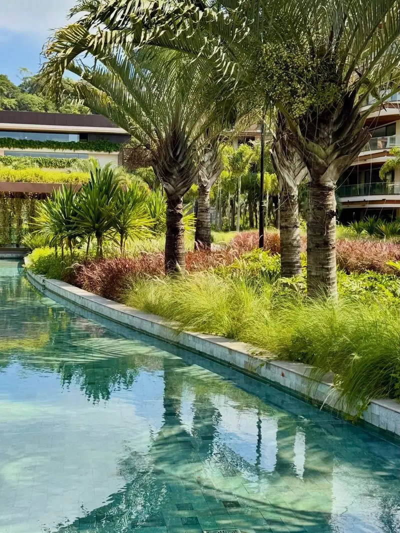 Piscina borda infinita com mar