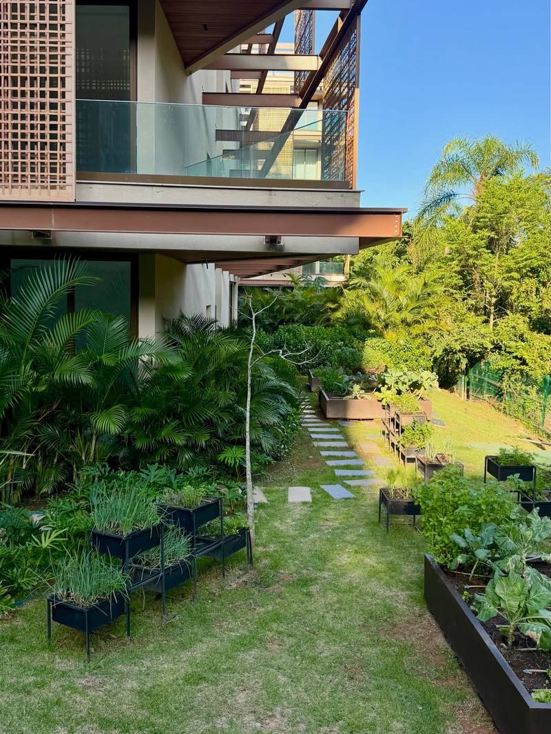 Piscina com flores e pergolado