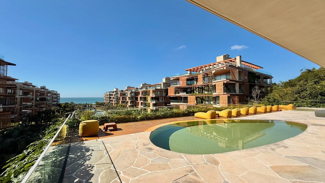 Fachada e piscina do Bravíssima Private Residence, com área verde ao redor